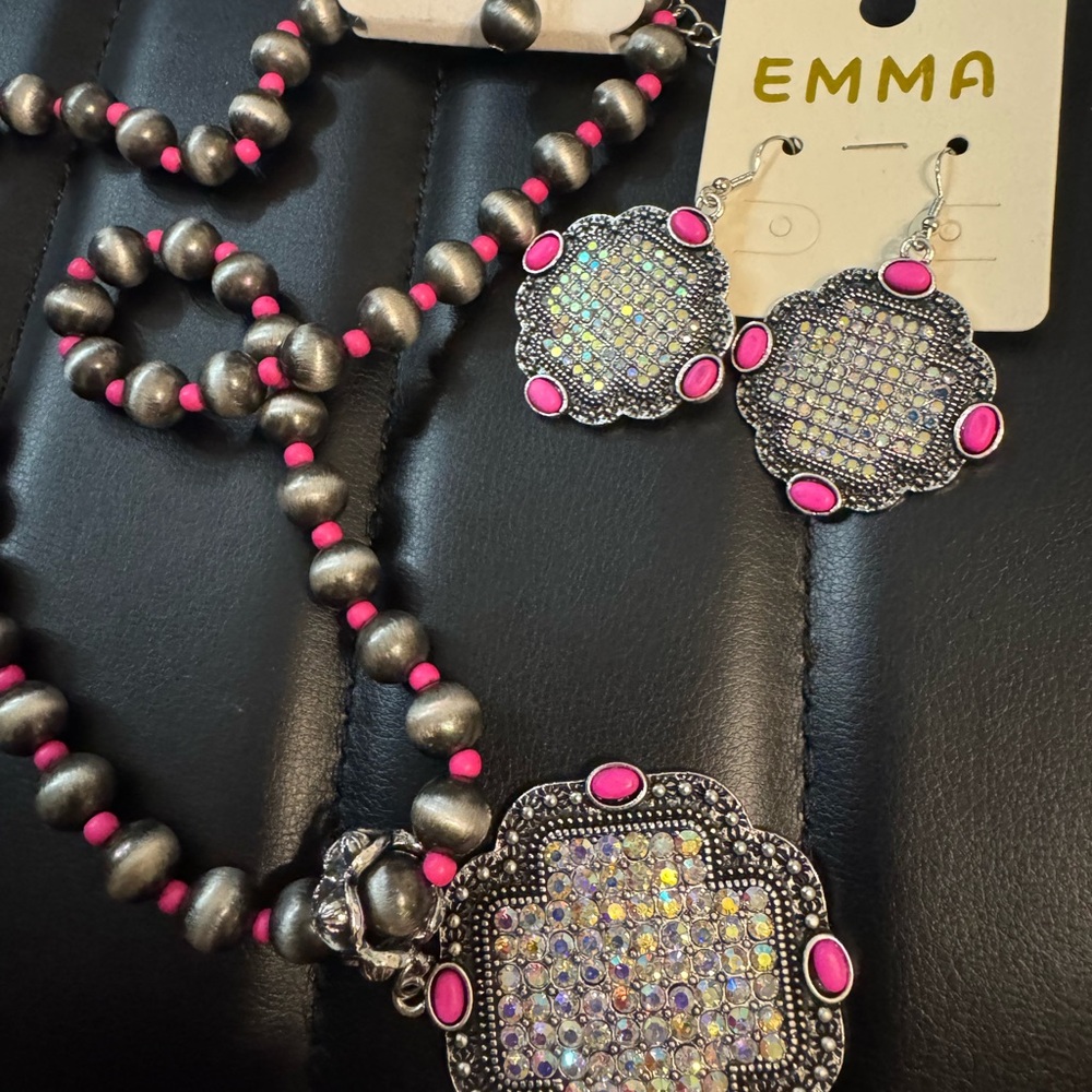 NWT Western Emma Silver and Pink Beaded Necklace Set